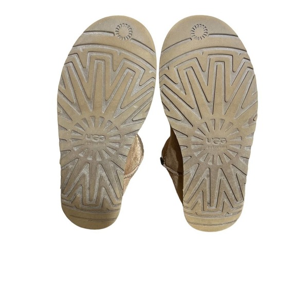 UGG Bailey Button 5803. Womens size 8 - Picture 3 of 4